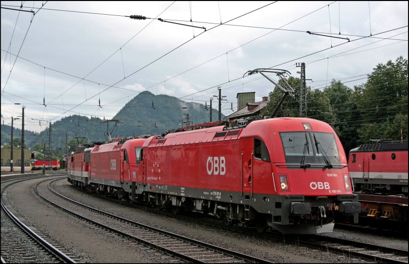 Die Innsbrucker 1216 001 (E190 001) (9181 1216 001-8) bringt Nachschiebe- und Vorspannloks in Form der1216 021 (E190 021) (9181 1216 021-6), der Innsbrucker 1144 244 (9181 1144 244-1) und der Innsbrucker 1144 276. (07.07.2008)
