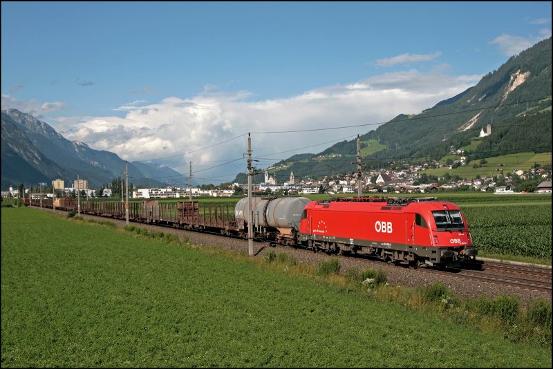Die Innsbrucker 1216 002 (E190 002) (9181 1216 002-6) bringt einen Gterzug, mit vielen Leerwagen, durch das schne Inntal vermutlich zum Rangierbahnhof Hall i.Tirol. (08.07.2008)
