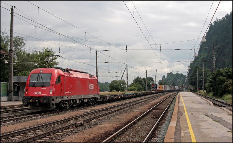 Die Innsbrucker 1216 016 (E190 016) ist mit einer RoLa vom Terminal W�rgl S�d zum Brennersee unterwegs. Dieser Zug hat die Inntal- und Brennerautobahn um Zw�lf Lkw&acute;s entlastet. (08.07.2008)

