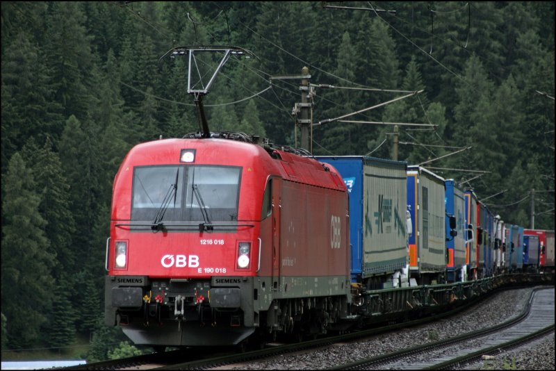 Die Innsbrucker 1216 018 (E190 018) zieht eine RoLa vom Terminal Wrgl zum Terminal Brennersee. Aufgenommen bei St.Jodok. (07.07.2008)
