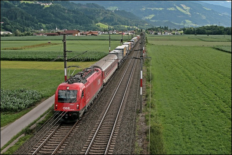 Die Innsbrucker 1216 021 (E190 021) wird mit einer vollen RoLa vom Brennersee nach Wrgl von vielen Fotografen ins Viser genommen. Gru an den Tf;-)
