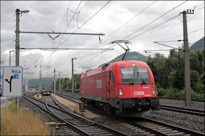 Die Innsbrucker 1216 023 (E190 023) hat ihre Arbeit erledigt und fhrt Richtung Wrgl Hbf. (04.07.2008)
