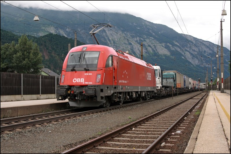 Die Innsbrucker 1216 023 (E190 023) rollt am Zugschluss einer RoLa dem Ziel Wrgl entgegen. (04.07.2008)
