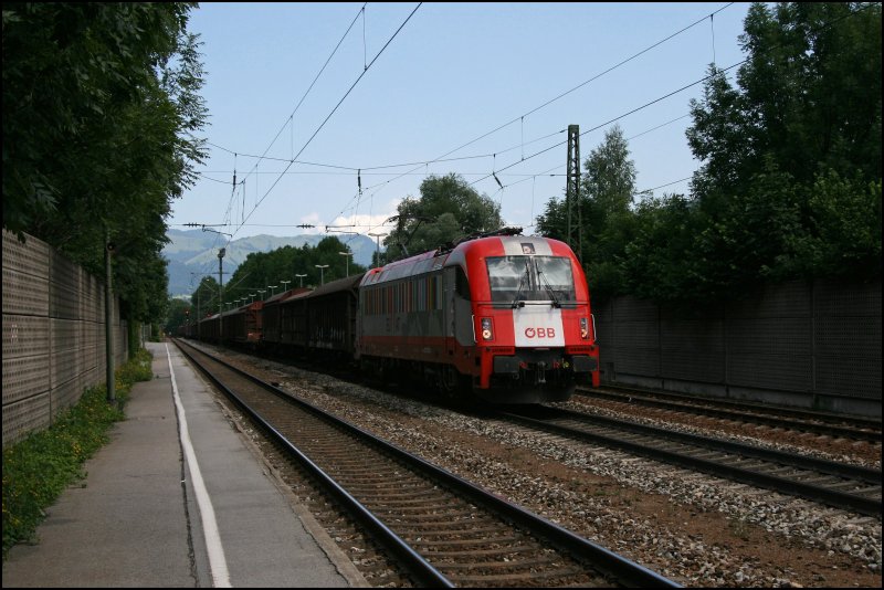 Die Innsbrucker 1216 226 durchfhrt am 25.06.2007 mit einem Gterzug von Rosenheim am Haken den Bahnhof Kiefersfelden Richtung Kufstein.(3)