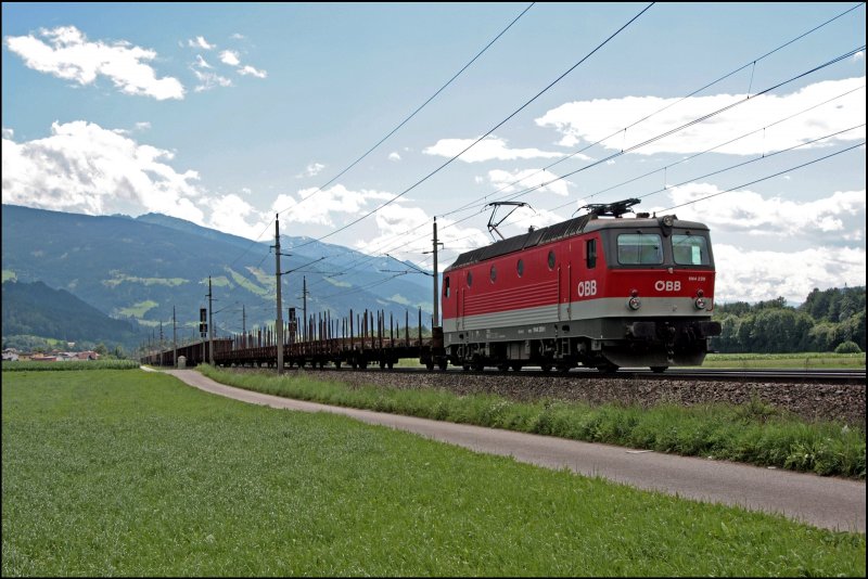 Die Inntalbahn ist zumglck fest in der Hand der Bludenzer und Innsbrucker 1144er. Hier bringt die Bludenzer 1144 239 (9181 1144 239-1) einen Frachtzug in Richtung Wrgl. (08.07.2008)

