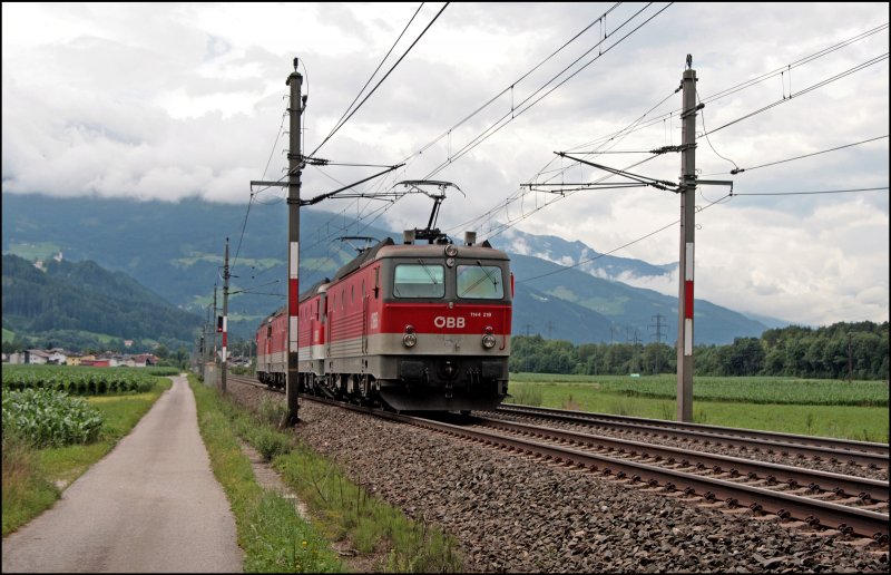 Die Inntalstrecke ist fest in der Hand der 1144er: Die Innsbrucker 1144 219 bringt Verstrkung fr Wrgl. (08.07.2008)
