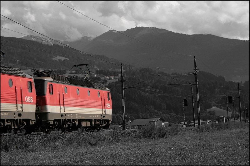 Die Inntalstrecke ist fest in der Hand der Innsbrucker und Bludenzer 1144! Zwar mussten die hochwertigen Reisezge an den Taurus abgegeben werden doch der Rest wird weiterhin von ihr bespannt. Die beiden Innsbrucker 1144 258 (9181 1144 258-1) und 1044 210 (9181 1044 210-2) bringen einen Kombizug zum Brenner. (08.07.2008)

