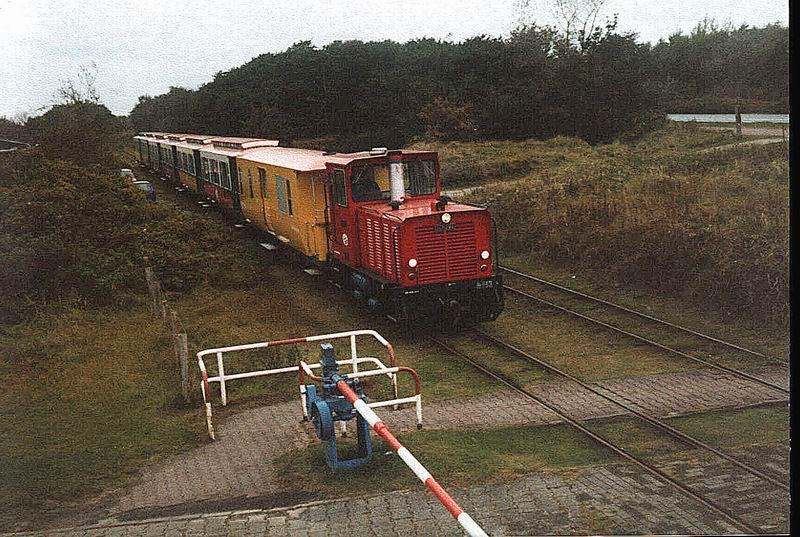 Die Inselbahn-Borkum passiert im Oktober 2002 das Aussendeichtor Richtung Hafen.