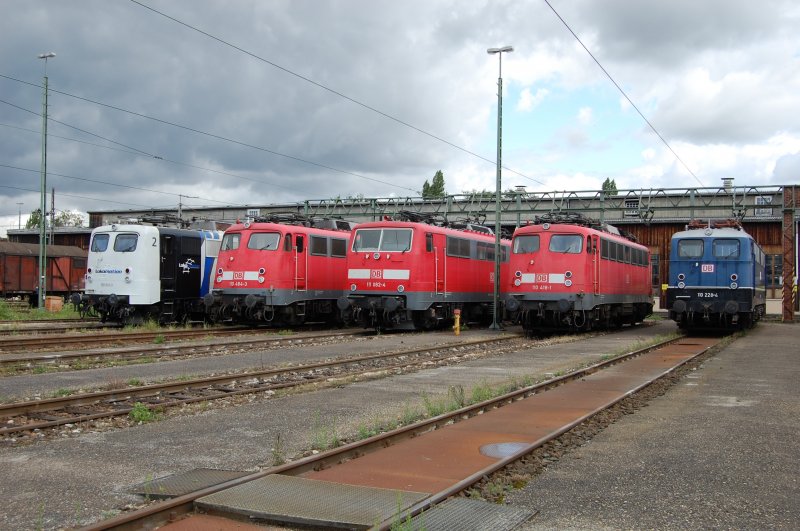 Die Interessengemeinschaft Einheitslokomotiven lud am 25. Juli 2009 zur E 10-Fotoparade und viele Eisenbahnfreunde und Fotografen sind gekommen. Dies lie ich mir nicht nehmen und fuhr auch nach Stuttgart um die Parade festzuhalten. 
Von links nach rechts prsentieren sich folgende Lokomotiven: 139 312-3 von Lokomotion, 110 484-3 des BW Stuttgart, 111 082-4 ebenfalls vom BW Stuttgart, 110 418-1 auch vom BW Stuttgart und die in Stuttgart hinterstellte 110 228-4 des DB Museums Nrnberg.
Das Gelnde des BWs war zum Zeitpunkt der Veranstaltung in bestimmten Bereichen ffentlich zugnglich.