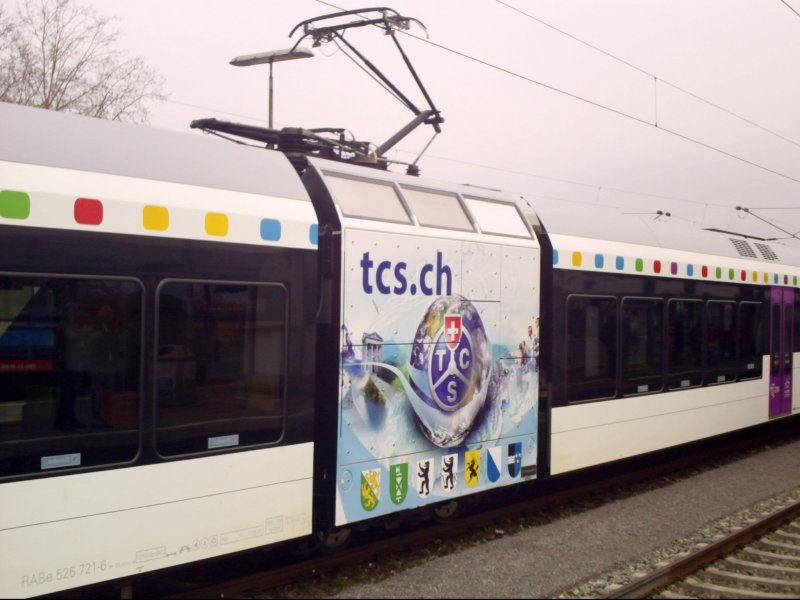 Die interresant gestaltete Antriebseinheit des RABe 526 721-8 der  SBB Thurbo GmbH in Radolfzell am 11.04.08. Bemerkenswert ist der am Fahrdraht befindliche Stromabnehmer mit deutscher Wippe. Die Fahrzeuge 526 720-751 besitzen ihn, eingsetzt wird er planmig jedoch nicht.