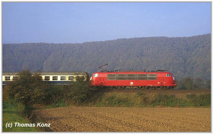 Die inzwischen verschrottete 103 210-1 schlich am 25.10.1990 mit ihrem IC durchs Werratal bei Oberrieden.