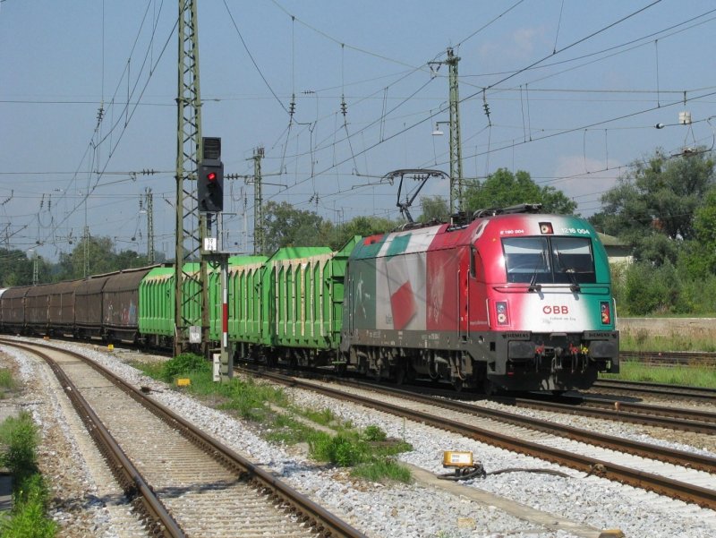 Die Italien Lok 1216 004 mit einem G�terzug am 27.8.2008 in Rosenheim.