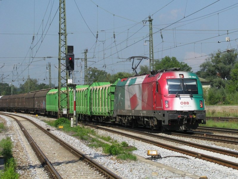 Die Italien Lok 1216 004 mit einem Gterzug am 27.8.2008 in Rosenheim.