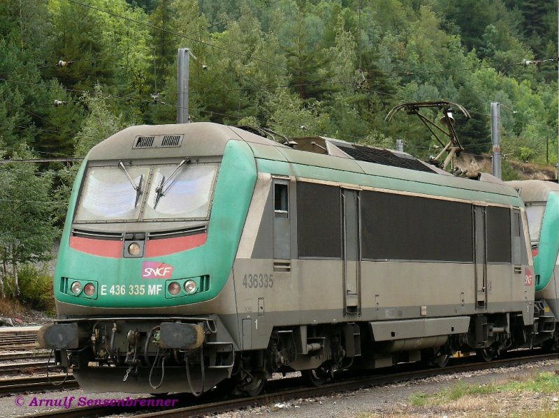 Die italienfhige SNCF BB36335 hat auch auch eine allgemeine italienische Zulassung.
Daher trgt sie, gem den dortigen Vorschriften, einen roten Warnbalken an der Front und ist fr Italien auch als E436 3335MF bezeichnet.
30.08.2007 Modane
