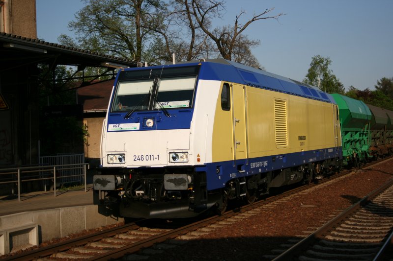 Die von der ITL angemietete 246 011 fhrt am 07.05.2008 mit einem Gterzug von Sutter nach Dresden durch den Bf Arnsdorf(b.Dresden).