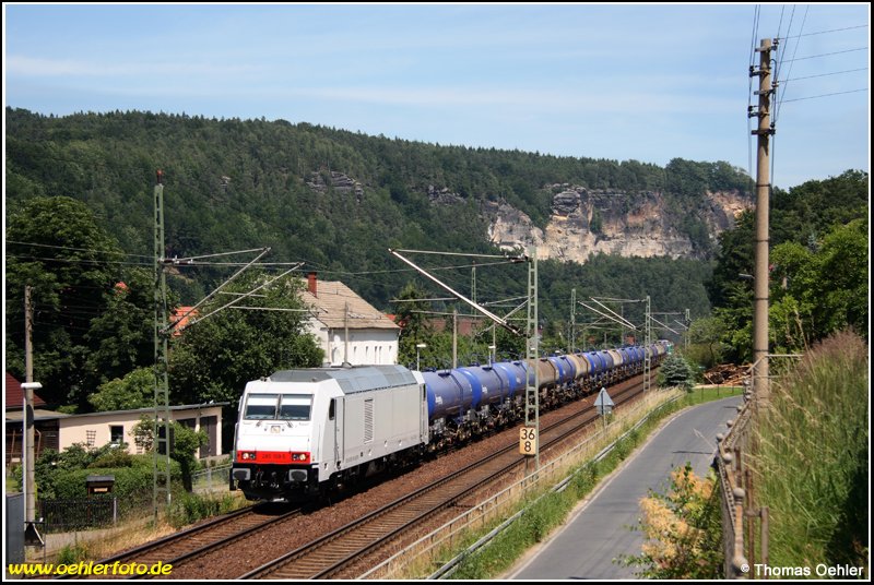 Die von der ITL angemietete 285 109 fhrt am 22.06.08 noch ohne ITL-Logos mit einem Kesselwagenzug durch den Wehlener Ortsteil Ptzscha im Dresdener Elbtal.