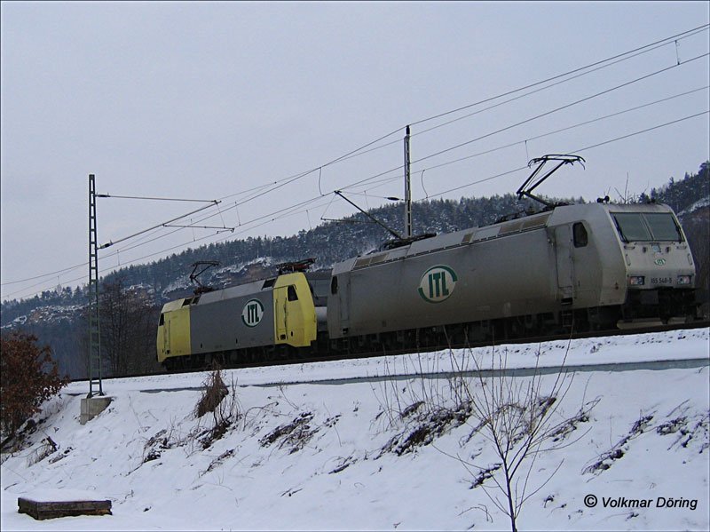 Die ITL Loks 152 501 (ES64F-901) und 185 548, beide mit dem Bgel am Draht auf ihrer Rckfahrt vom Grenzbahnhof Bad Schandau - 12.02.2006
