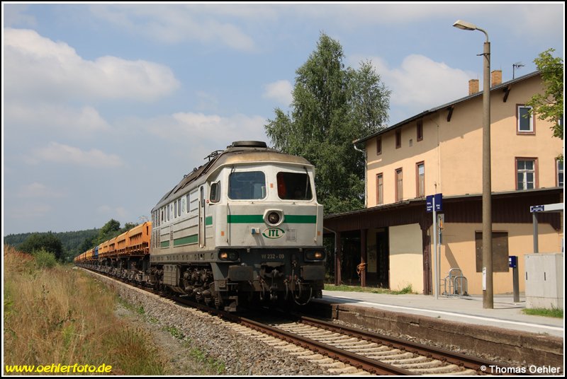 Die ITL-Ludmilla W232-09 fa�hrt am 25.07.08 mit dem Schotterleerzug zum Steinbruch Oberottendorf (bei Neukirch/Lausitz)am ehemaligen Bahnhofsgeb�ude von Schm�lln bei Bischofswerda vor�ber.