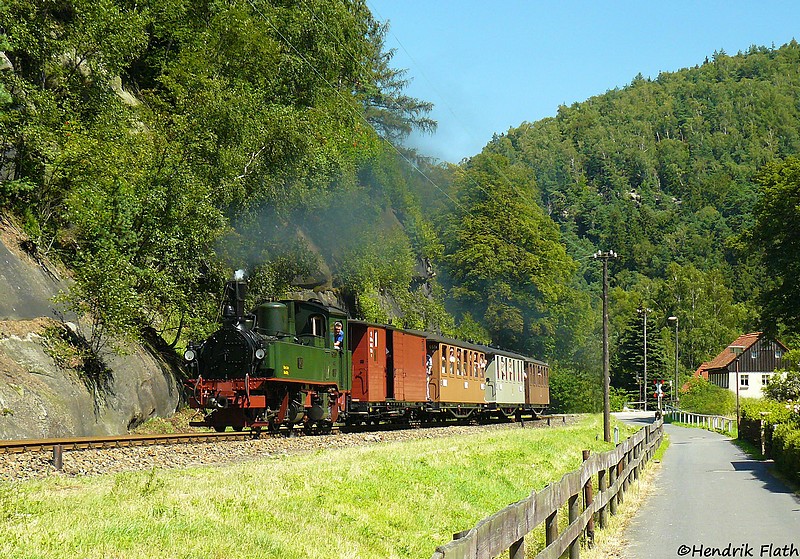 Die IV K 145 (99 555) ist am 02.08.2009 mit dem  100-jhrigen Sachsenzug  nahe dem Haltepunkt Teufelsmhle in Richtung Oybin unterwegs.