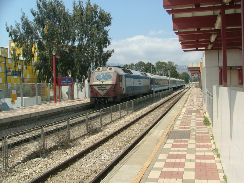 Die JT42BW Nr.791 schiebt ihren Express weiter in den Mittag und in Richtung Sden. Nchster Halt auf den Weg nach Tel Aviv und weiter zum Airport wird Haifa Merkaz (Hauptbahnhof) sein. (Lev Ha-Mifratz, 14.05.2007) 
