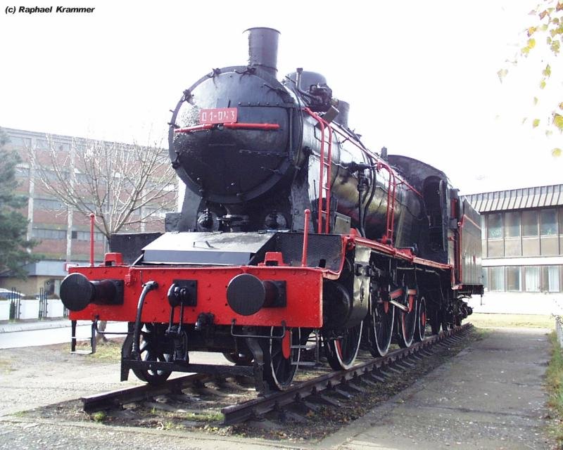 Die JZ 01 043 im Sommer 2001 kurz nach ihrer uerlichen Aufarbeitung auf dem Denkmalssockel vor dem Bahnhof Kosovo Polje bei Pristina. Die Lok wurde mit dem Tender von 26 042 gekuppelt. 