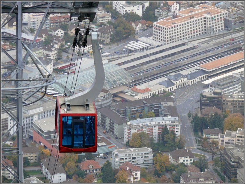 Die Kabine der Brambresch-Luftseilbahn schwebt unterhalb der Mittelstation Knzeli ber den einzige Mast und bietet eine grandiose Aussicht auf die Stadt Chur mit dem Bahnhof im Zentrum.(16.10.2008)