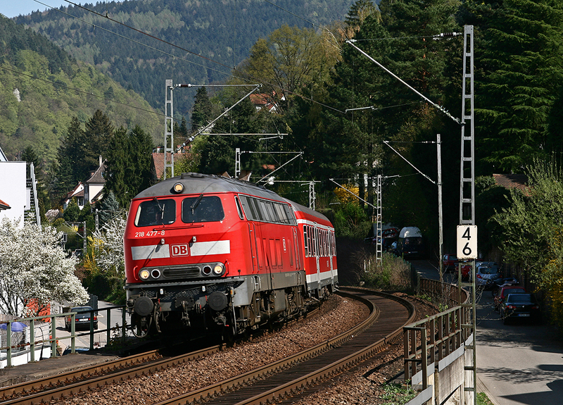 Die Karlsruher 218 477 eilt am 11. April 2009 mit dem verspteten RE 4838 von Heilbronn nach Mannheim durch den Heidelberger Ortsteil Schlierbach. Der nchste Halt des Zuges ist der Hauptbahnhof von Heidelberg.