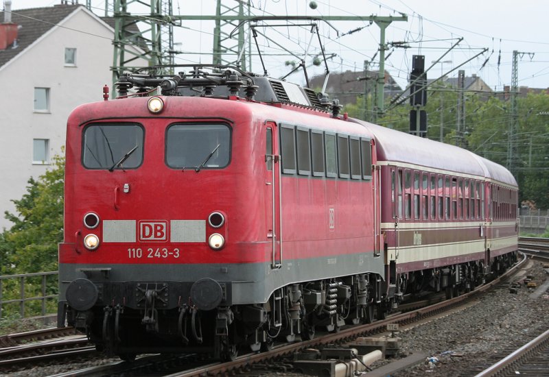 Die Kasten 110 243-3 vor dem Hetzerrather Sonderzug aus Karlsruhe nach Rheine bei der Einfahrt in den Dsseldorfer HBF, aufgenommen am 13.09.2009