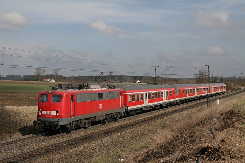 Die Kasten 115 230 mit PbZ 2410 (Personenverkehr besondere Zwecke)bei Hattenhofen. (15.03.08) 
