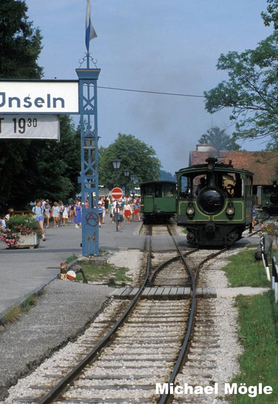 Die Kasten-Dampflokomotive der Chiemseebahn beim Rangieren am Bahnhof Prien. 1999 