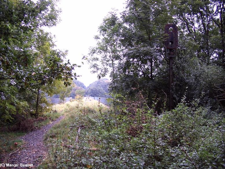 Die KBS 249 kurz vor der Weserbr�cke F�rstenberg(im Hintergrund).
Rechts ein schon reichlich ramponiertes B� Signal der alten Bauart f�r den B� Boffzen 1.
