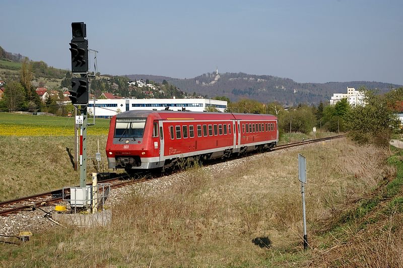Die KBS 766 kreuzt die Europische Wasserscheide Donau/Rhein  zwischen Albstadt-Lautlingen und Albstadt-Ebingen. Hier hat 611 038 den hchsten Punkt seiner Fahrt erreicht und fhrt nun hinunter ins Eyachtal Richtung Balingen. Foto vom 20. April 2007