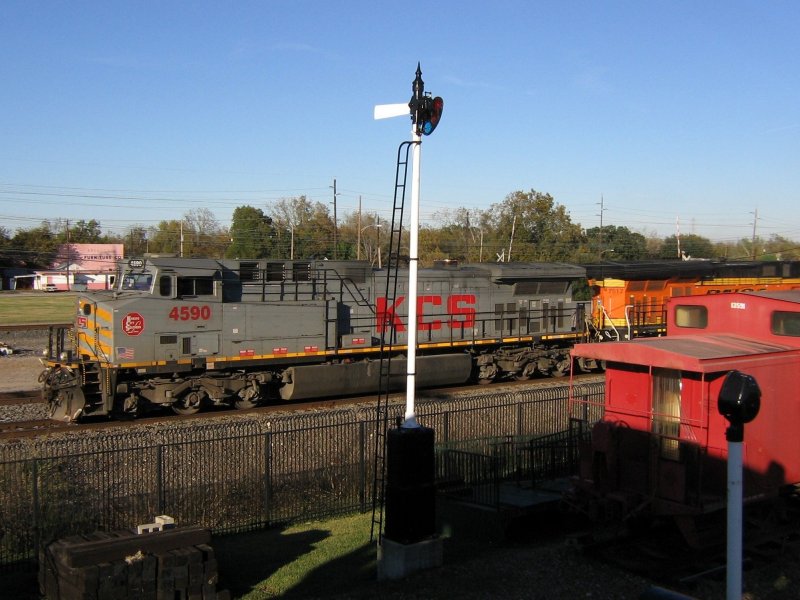 Die KCS Lok 4590 am 4.12.2007 in Rosenberg (bei Houston, Texas). Vor der Lok ist ein historisches Signal eines Eisenbahnmuseums zu sehen.