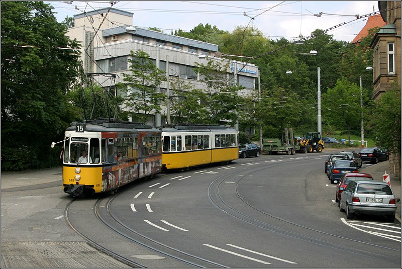 Die Kehre -

Vom Olgaeck bis kurz vor die Haltestelle Geroksruhe sind die Gleise für die Normalspur-Stadtbahn fertig. Zur Zeit werden die Hochbahnsteige gebaut. Die Aufnahme zeigt eine Straßenbahn in der 180°-Kehre zwischen den Stationen Eugensplatz und Heidehofstraße. 

13.06.2006 (M)