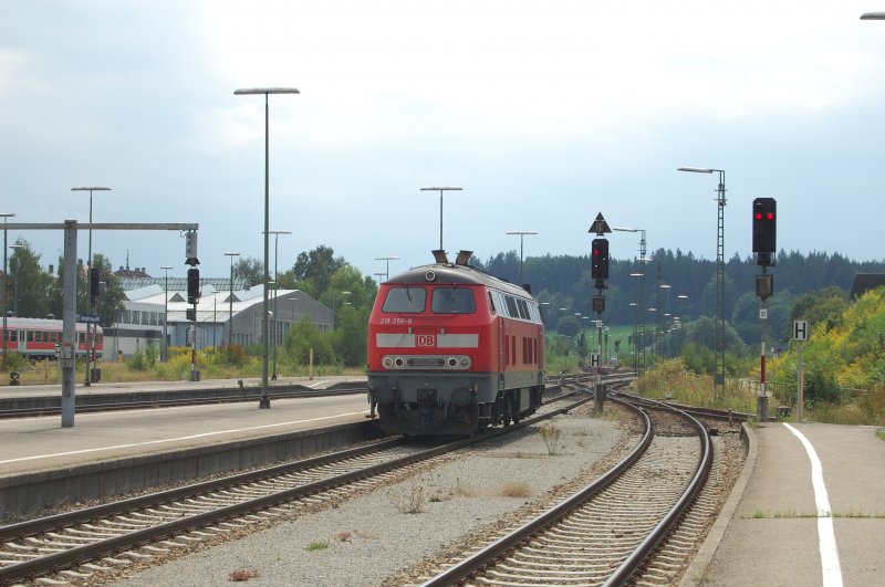 Die Kemptner 218 256-6 konnte ich am 21.8.2009 beim Rangieren in ihrem Heimatbahnhof ablichten.