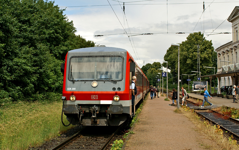 Die Kieler Triebwagen 628 209 und 628 218 warten am 21.06.2009 als RB nach Dannenberg Ost im Bahnhof Lneburg-Westseite auf Fahrgste. 