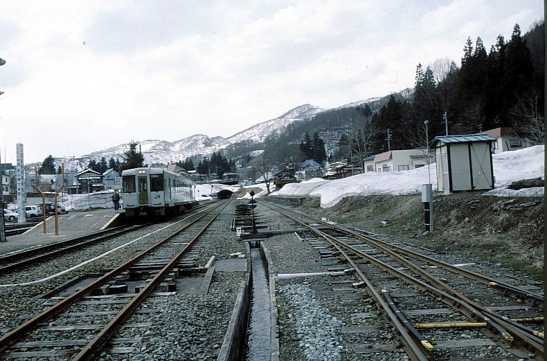 Die KIHA 110 der Iiyama-Linie: Während anderswo schon die Kirschblüten blühen ist es auf der Iiyama-Linie noch bitter kalt. Hier steht KIHA 110-227 in der Praefektur-Grenzstation Morimiya-no-hara, 6.April 1999.  