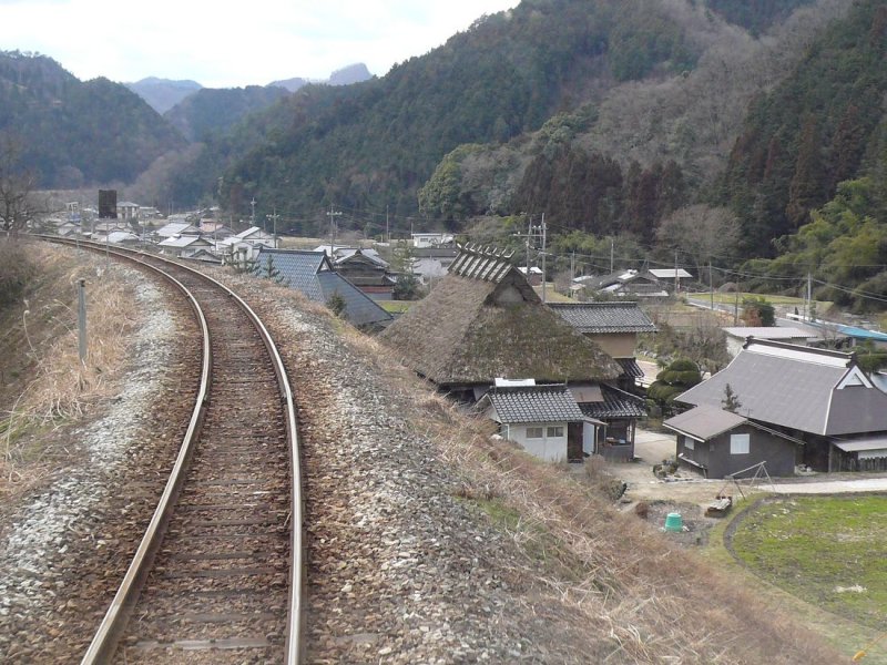 Die KIHA 120 des westjapanischen Hochlandes - Fahrt im KIHA 120-328:Bei der Einfahrt ins Dorf Mimasaka Kawai steht noch ein Bauernhaus mit Strohdach; in den letzten Jahrzehnten sind Strohdächer fast völlig verschwunden, da sie im Unterhalt viel zu aufwendig wären. 28.Februar 2009. 