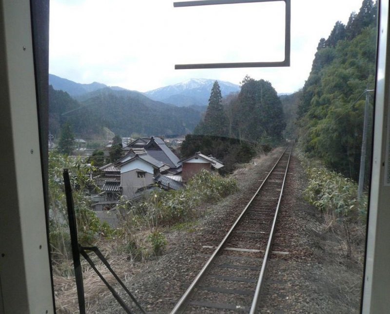 Die KIHA 120 des westjapanischen Hochlandes - Fahrt im KIHA 120-328: Aufstieg vom Japanischen Meer Richtung Scheiteltunnel durch die Bergkette und ins westjapanische Hochland hinein. Zwischen den Dörfern Haji und Nagi, 28.Februar 2009. 