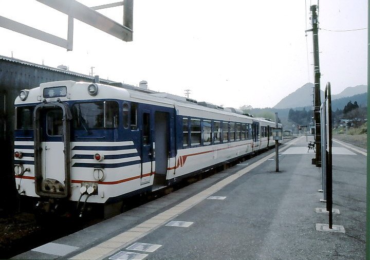 Die KIHA 40 Triebwagen der Ban-etsu-Linie (Westabschnitt); die Ban-etsu-Linie verbindet das Hochland um den Vulkan Bandai mit der Region Niigata am Japanischen Meer. Hier steht Triebwagen KIHA (キハ) 40 502, mit einem Zusatztriebwagen Serie KIHA 47 davor, in Tsugawa, 16.April 2008. 