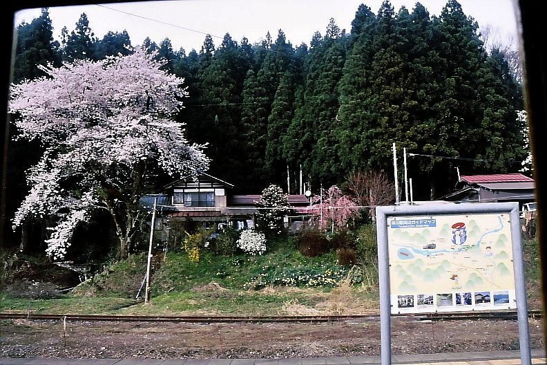 Die KIHA 40 Triebwagen der Ban-etsu-Linie (Westabschnitt); auf der Fahrt im Wagen KIHA 40 502. In dieser schönen Berggegend machen zahlreiche Tafeln auf den Bahnsteigen auf das kulturelle Erbe und Wandermöglichkeiten aufmerksam. Tsugawa, 16.April 2008.