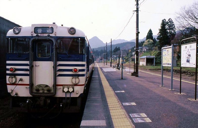 Die KIHA 40 Triebwagen der Ban-etsu-Linie (Westabschnitt). Der Triebwagen KIHA 40 502 wartet in Tsugawa. Am Bahnsteig sind die Tafeln zu sehen mit Angaben zu den Geschichten und Sagen des Ortes. 16.April 2008.  