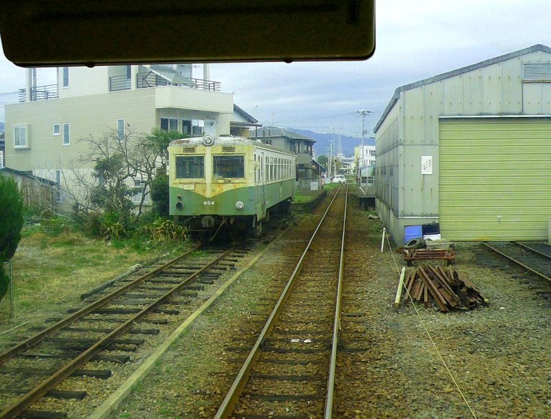 Die Kish-Bahn (Bahn der Provinz Kii): Die Bahn erhielt 1975 zwei gebrauchte Triebwagen, Baujahr 1960, Nr. 603 und 604. 603 bildet die Notreserve, der abgebildete 604 dient als Ersatzteilspender.　24.Februar 2009. 