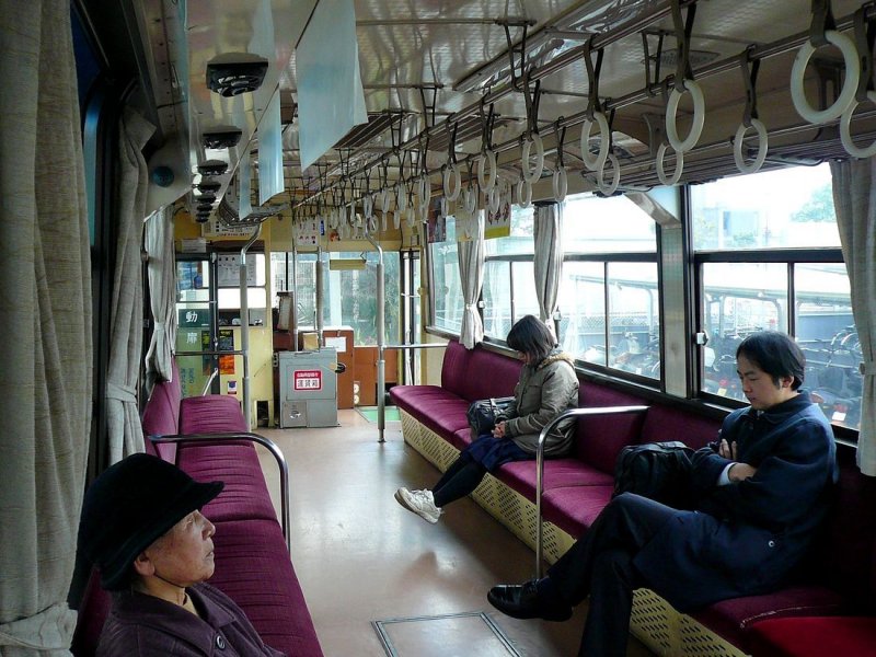 Die Kish-Bahn (Bahn der Provinz Kii): Blick ins Innere des zweiachsigen Triebwagens (Schienenbusses), der zwischen Gob JR-Bahnhof und dem Stdten Gob (Gog West) hin- und herpendelt. 24.Februar 2009.