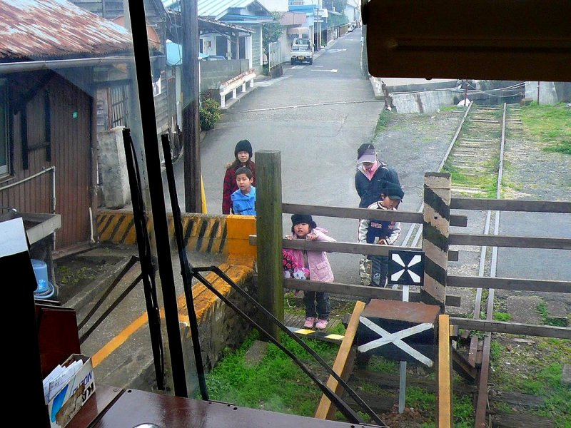 Die Kish-Bahn (Bahn der Provinz Kii):　Die Kinder des Stdtchens Gob finden die Ankunft des kleinen Triebwagens an der Endstation offenbar faszinierend. Die Strecke fhrte frher etwas weiter in das Hafengebiet. 24.Februar 2009.  