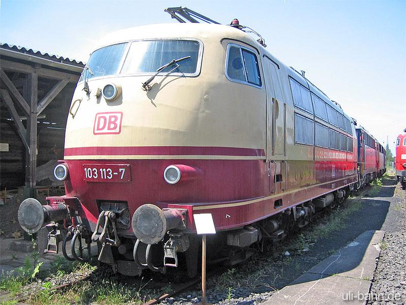 Die klassisch rot-beige 103 113-7 auf dem Auengelndes des DB-Museum Koblenz-Ltzel am 24.6.2006