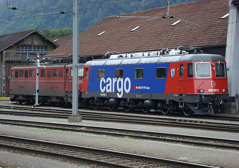 Die klassischen Gotthardloks: Re 620 051-3 Arlesheim cargo und Ae 6/6 11424 Neuchtel stehen neben dem Depot in Erstfeld, 05. Juli 2009