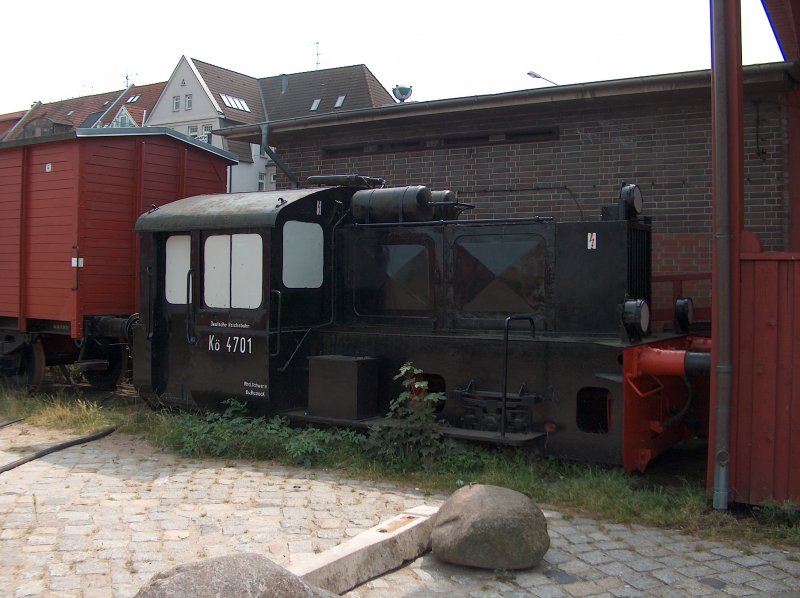 Die Kleindiesellokomotive K 4701 und drei Gterwagen des Mecklenburgischen Eisenbahn Vereins stehen im Eisenbahnmuseum  Lokschuppen  im Stadthafen von Rostock. 08.08.2007