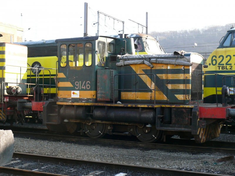 Die kleine 9146 umringt von grossen Dieselloks in Kinkempois am 28/12/2008.