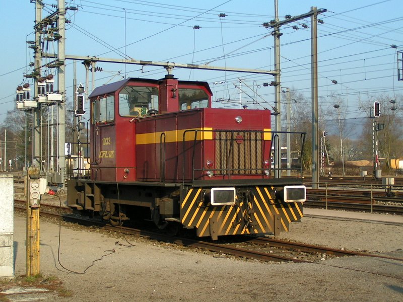 Die kleine Dieselrangierlok 1033 geniet bei herrlichen Wetter ihre Sonntagsruhe auf einem Nebengleis im Bahnhof von Ettelbrck. 24.02.08 